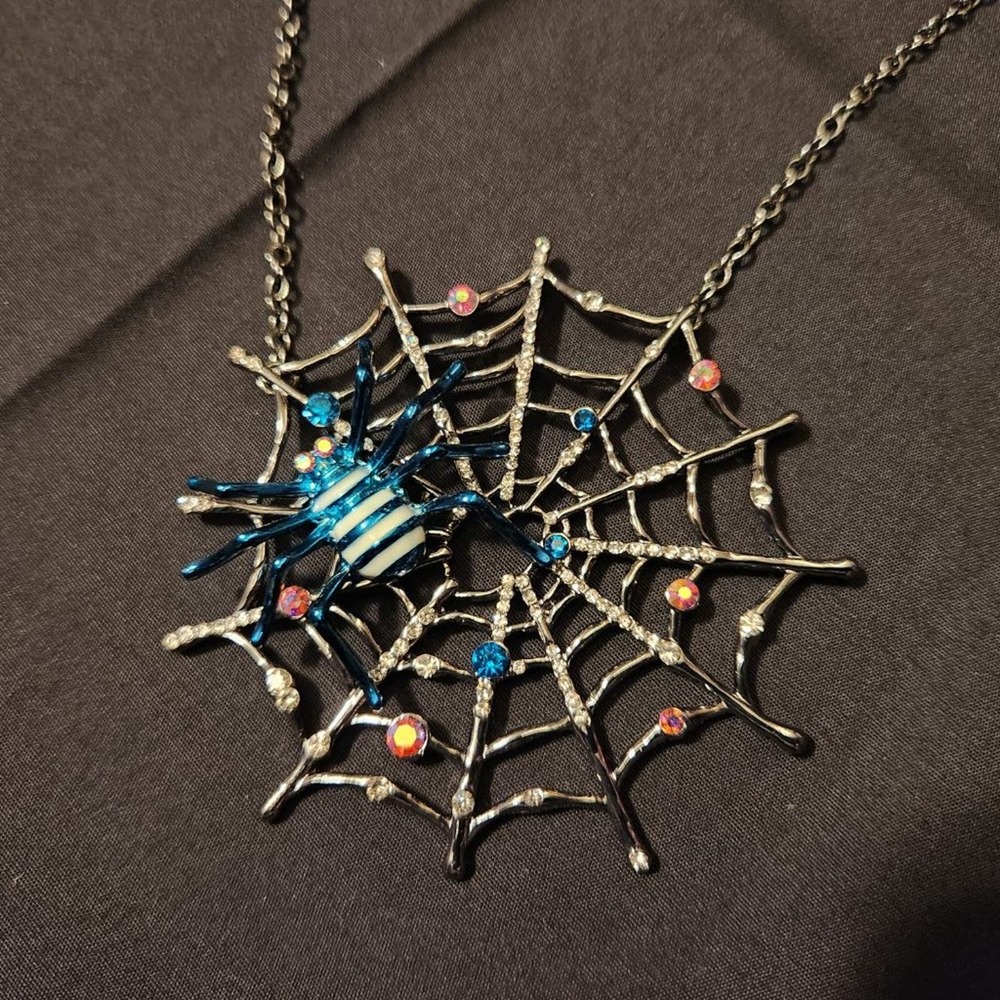 NWT BETSEY JOHNSON Gunmetal Glow-in-the-Dark Spider Web Pendant Necklace - Picture 2 of 6